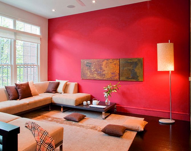 Красно розовый цвет краски для стен квартиры