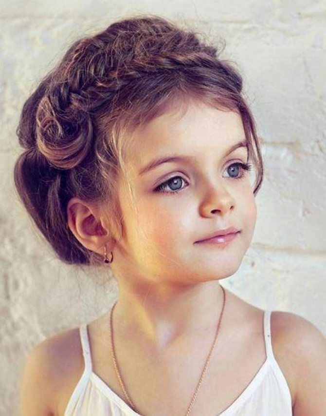 На фото: прическа для девочек на короткие волосы.