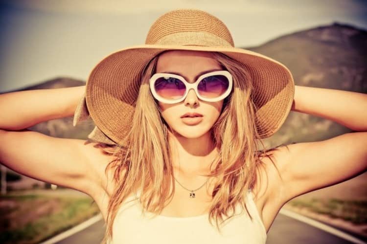 Помимо использования масок, важно помнить о том, чтобы летом беречь волосы от солнца, а зимой от мороза.
